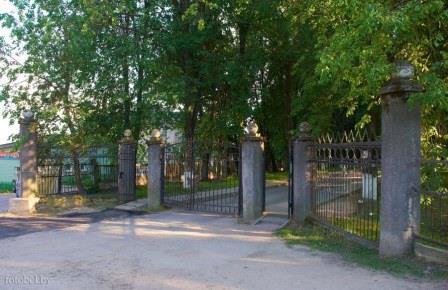 Центральные ворота в дворцово-парковый комплекс